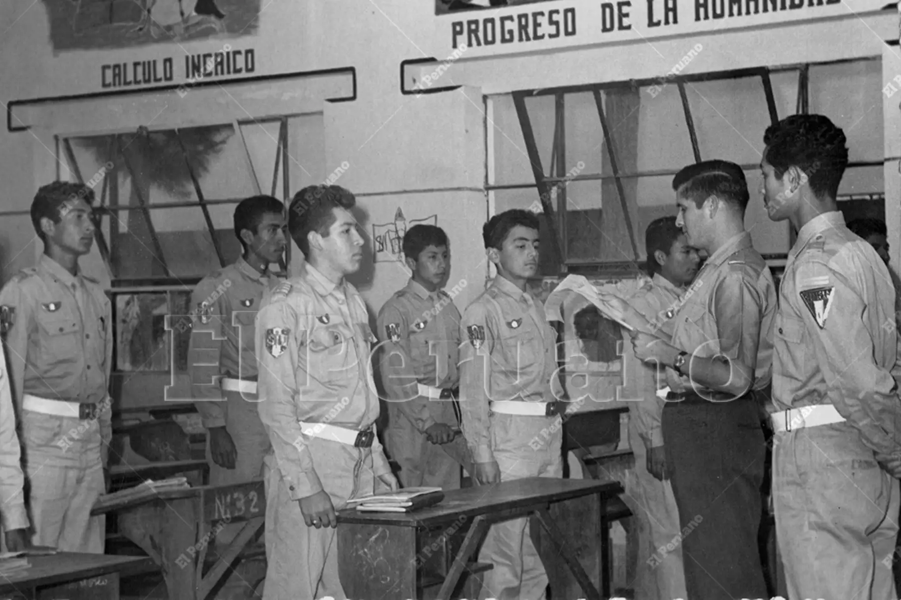 Lambayeque - 29 octubre 1966 / Oficiales de la Guardia Civil dictan cursos intensivos a policías escolares del Colegio Nacional San José de Chiclayo. Foto: Archivo Histórico de El Peruano