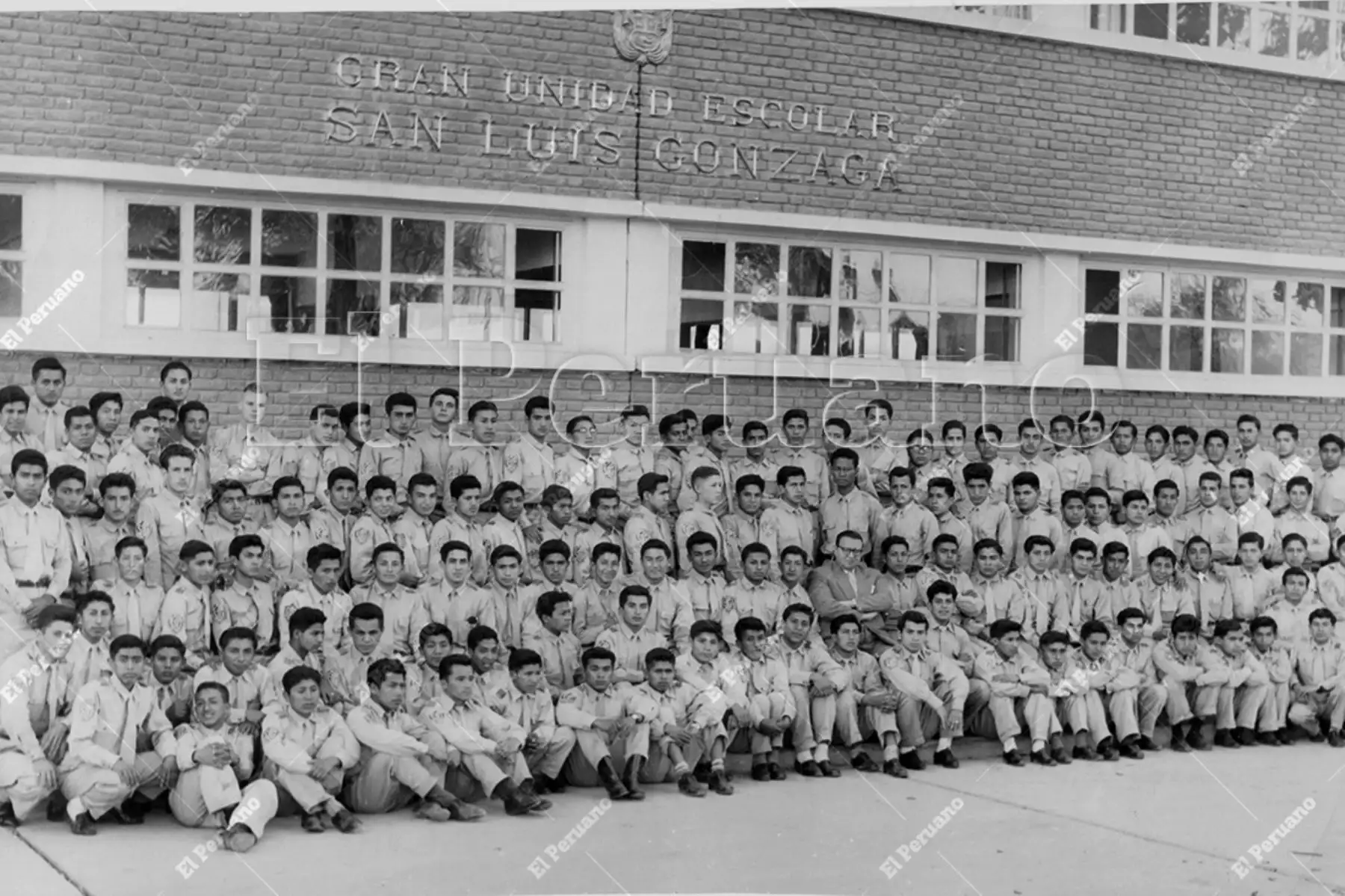 Ica - 21 de noviembre 1956 / Primera promoción de alumnos de instrucción secundaria de la Gran Unidad Escolar San Luis Gonzaga. Foto: Archivo Histórico de El Peruano / Jesús Herrera - Corresponsal
