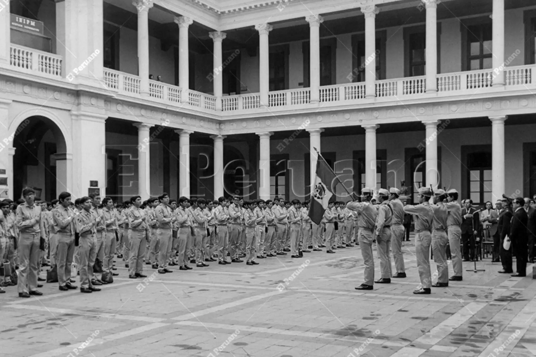Lima - 12 octubre 1972 /  Alumnos en formación durante una ceremonia oficial en el Colegio Nacional Nuestra Señora de Guadalupe. Foto: Archivo Histórico de El Peruano / José Risco