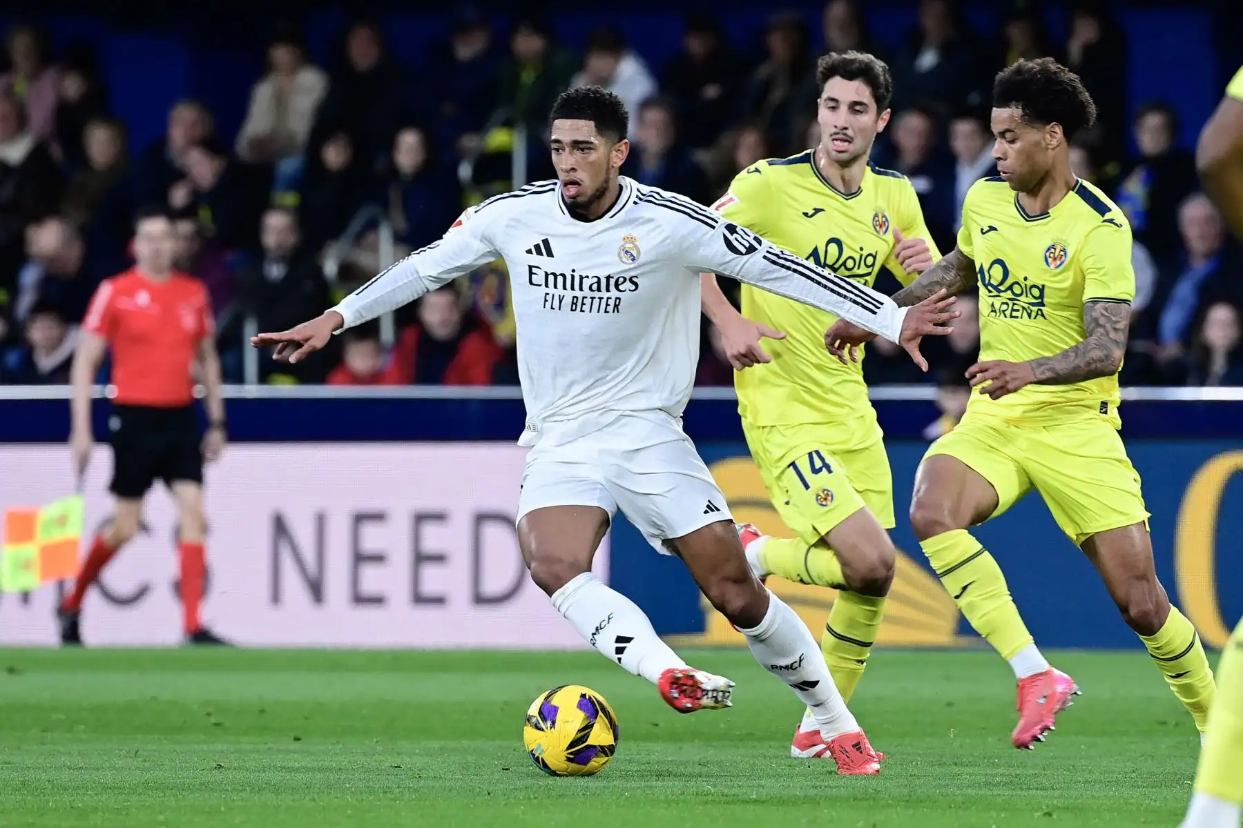 El centrocampista inglés del Real Madrid ,Jude Bellingham controla el balón desafiado por el centrocampista canadiense  del Villarreal Tajon Buchanan durante el partido de fútbol de la Liga española entre Villarreal CF y Real Madrid CF en el Estadio La Cerámica en Vila-real.
Foto: AFP