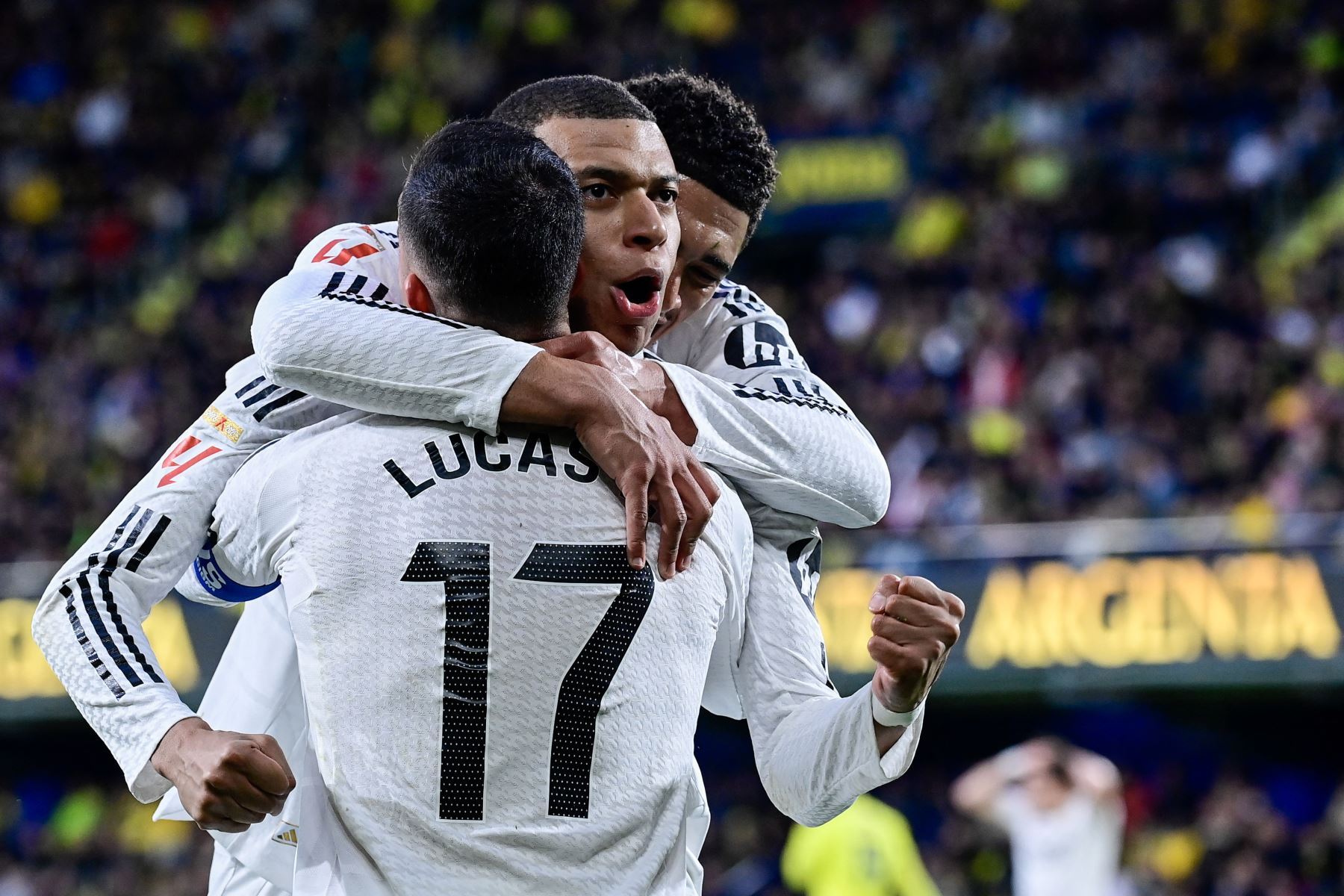 El delantero francés  del Real Madrid, Kylian Mbappé, celebra con sus compañeros de equipo, el defensa español del Real Madrid Lucas Vázquez  y el centrocampista inglés del Real Madrid Jude Bellingham, después de marcar su segundo gol durante el partido de fútbol de la Liga española entre el Villarreal CF y el Real Madrid CF.
Foto: AFP