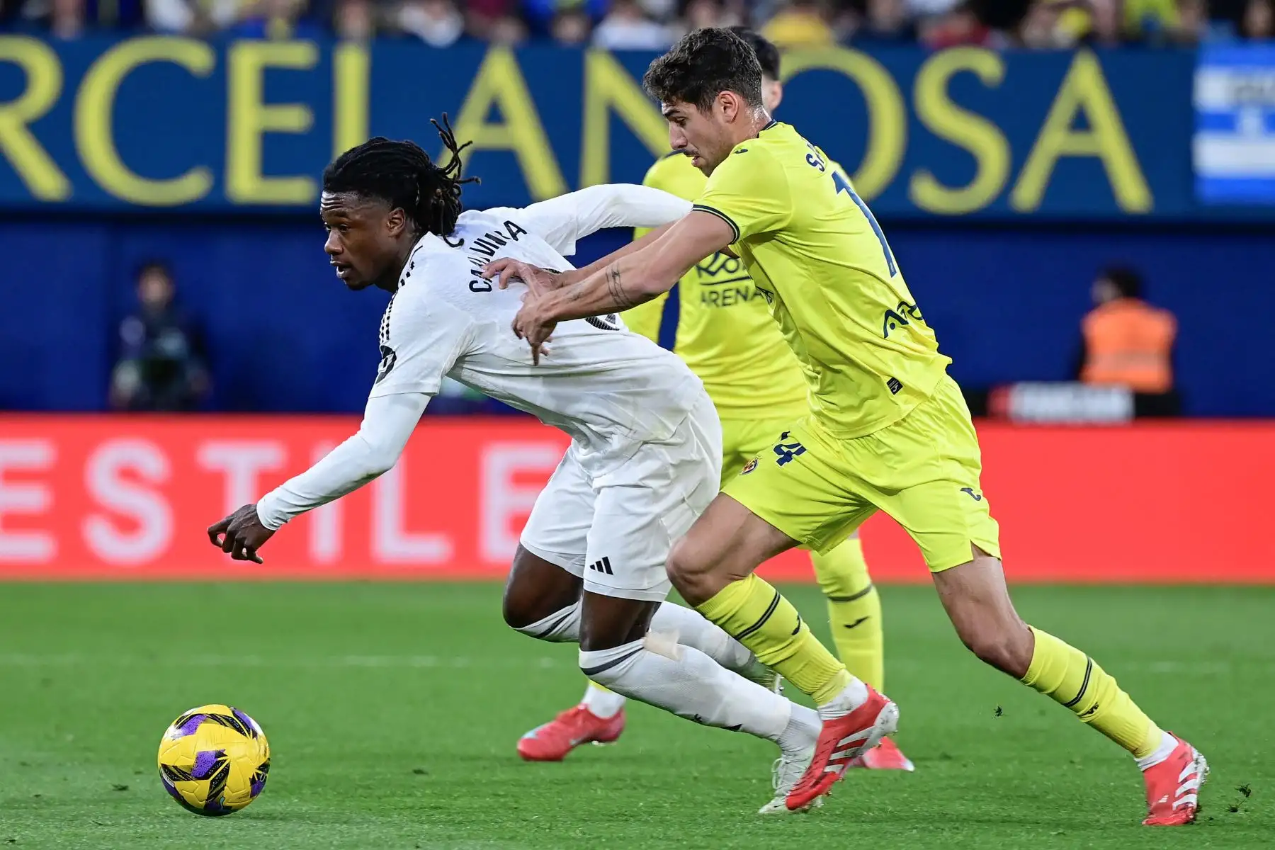 El centrocampista francés del Real Madrid Eduardo Camavinga  corre con el balón desafiado por el centrocampista español del Villarreal , Santi Comesana durante el partido de fútbol de la Liga española entre Villarreal CF y Real Madrid CF en el Estadio La Cerámica en Vila-real.
Foto: AFP