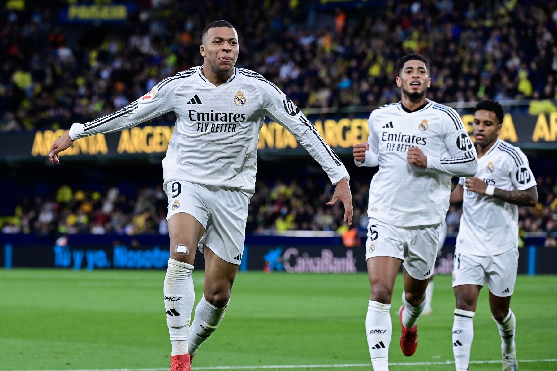 El delantero francés  del Real Madrid, Kylian Mbappé , celebra después de marcar su segundo gol durante el partido de fútbol de la Liga española entre el Villarreal CF y el Real Madrid CF en el Estadio La Cerámica en Vila-real.
Foto: AFP