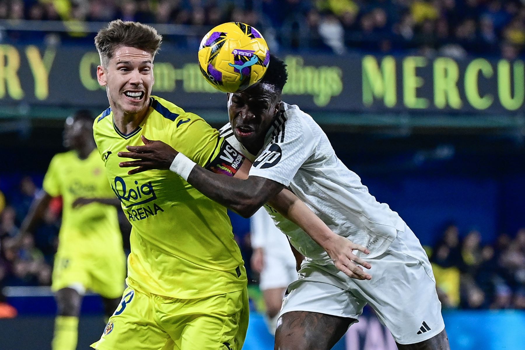 El delantero brasileño del Real Madrid  Vinicius Junior  y el defensa argentino del Villarreal, Juan Foyth luchan por el balón durante el partido de fútbol de la Liga española entre el Villarreal CF y el Real Madrid CF en el Estadio La Cerámica en Vila-real.
Foto: AFP