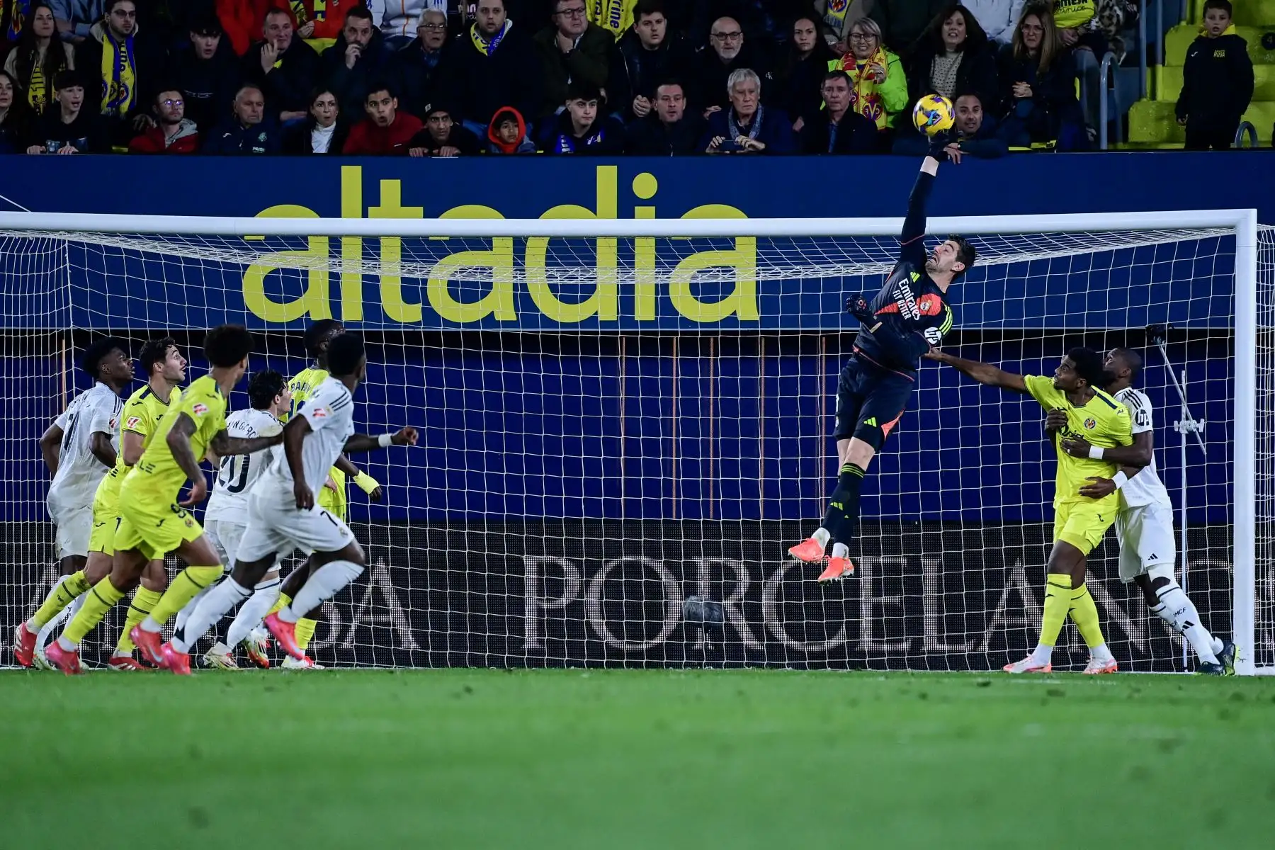 El portero belga  del Real Madrid, Thibaut Courtois, hace una parada durante el partido de fútbol de la Liga española entre el Villarreal CF y el Real Madrid CF en el Estadio La Cerámica en Vila-real.
Foto: AFP