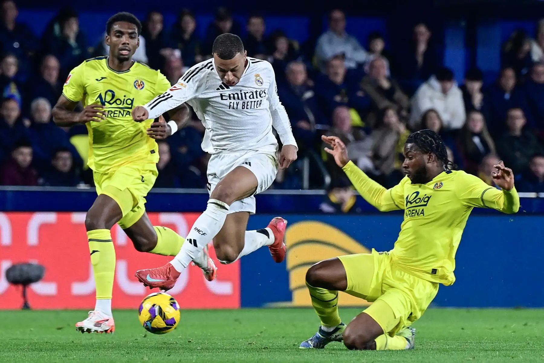 El delantero francés  del Real Madrid Kylian Mbappé  es desafiado por el defensor francés del Villarreal Willy Kambwala durante el partido de fútbol de la Liga española entre el Villarreal CF y el Real Madrid CF en el Estadio La Cerámica en Vila-real.
Foto: AFP