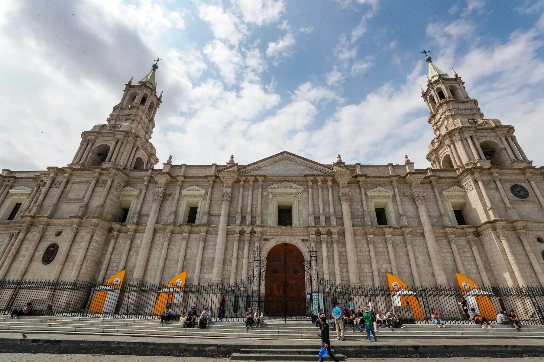 Con un repique de campanas, la catedral de Arequipa celebró la elección de Robert Prévost como nuevo papa. ANDINA/Braian Reyna