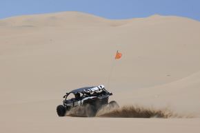 Los turistas que optan por pasear por las dunas deben elegir vehículos tubulares de empresas formales. Foto: ANDINA/Melina Mejía