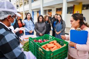 Este domingo la ministra Leslie Urteaga visitó los colegios Mariscal Cáceres y Los Pokras, para supervisar la marcha del servicio escolar de alimentación, que inicia mañana lunes 17 de marzo en todo el país.