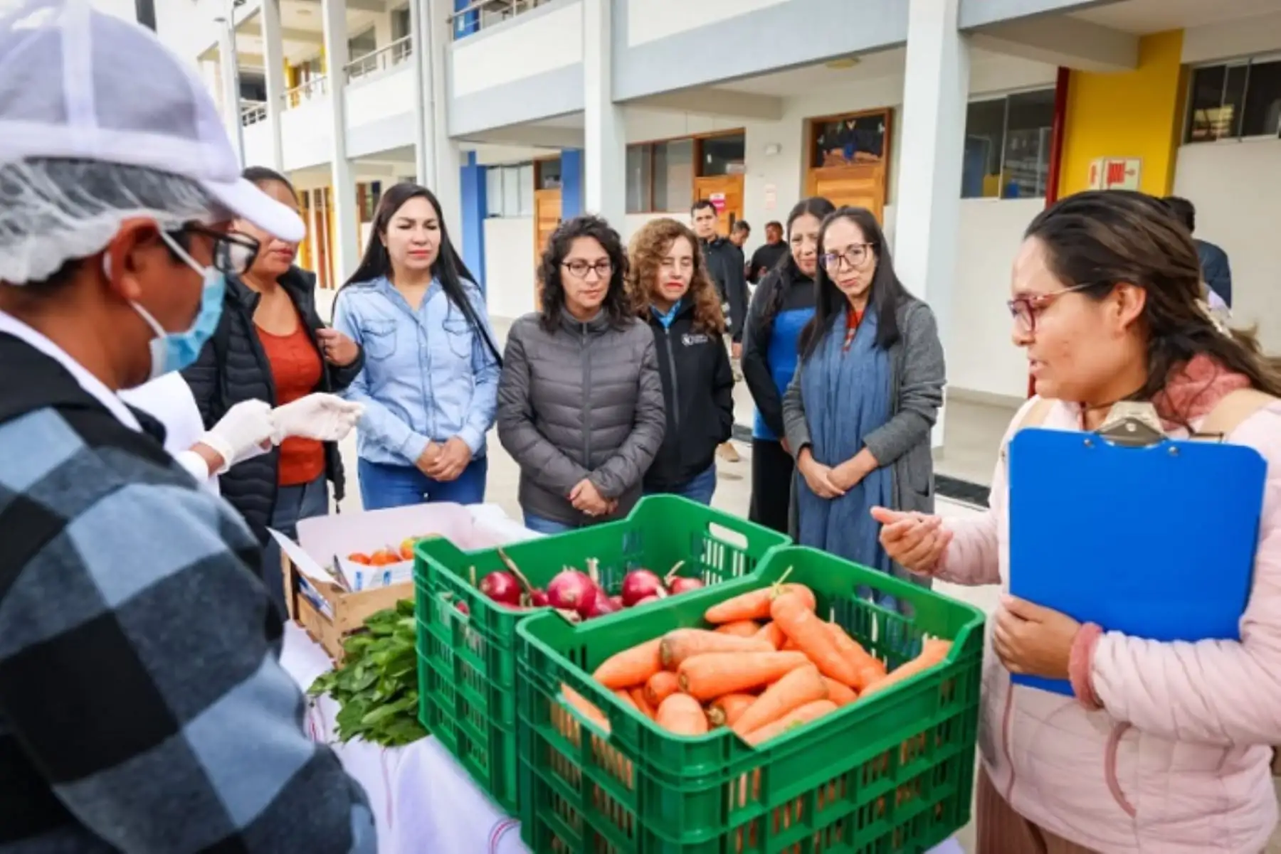 Este domingo la ministra Leslie Urteaga visitó los colegios Mariscal Cáceres y Los Pokras, para supervisar la marcha del servicio escolar de alimentación, que inicia mañana lunes 17 de marzo en todo el país.