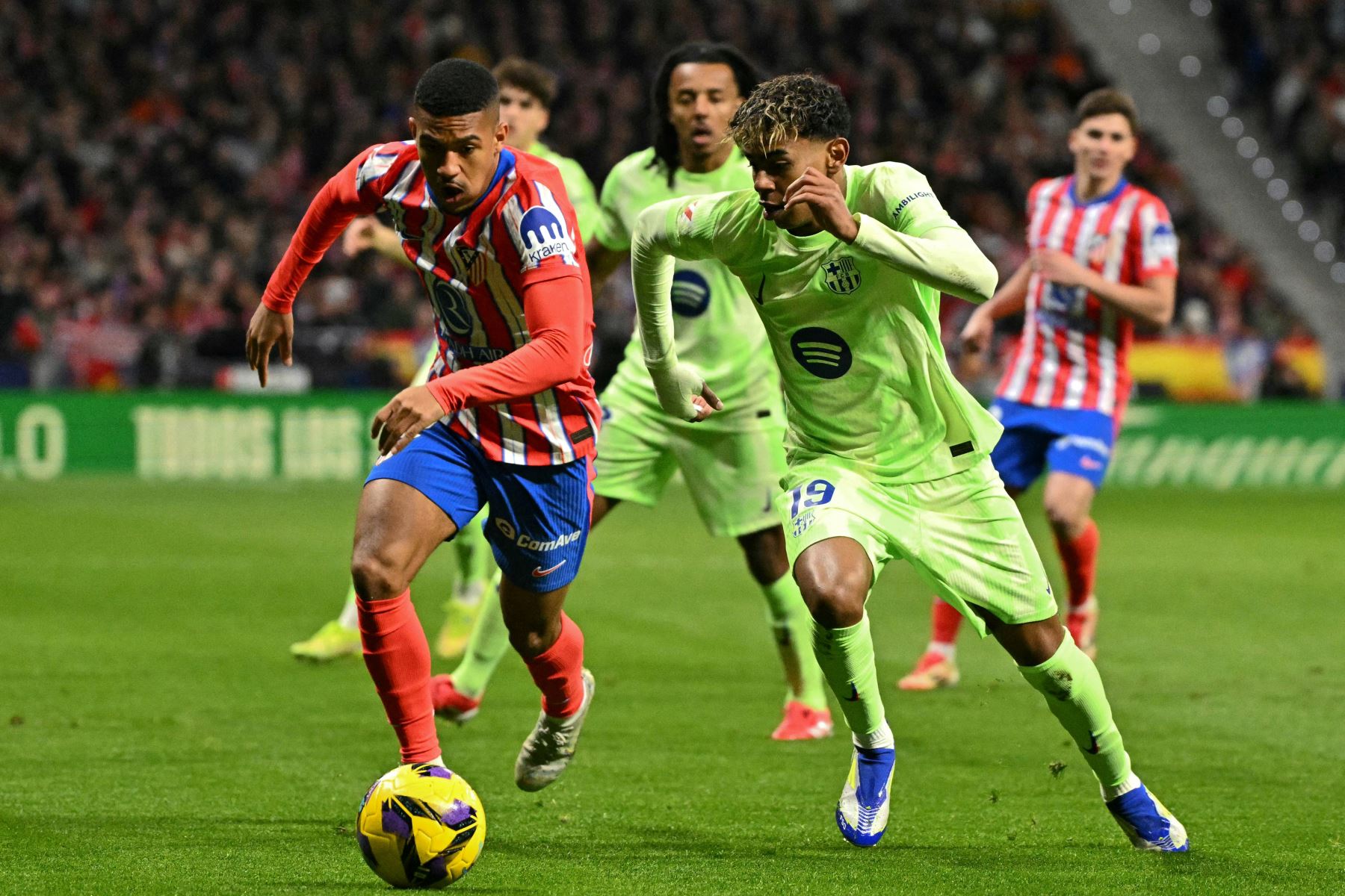 El defensa mozambiqueño  del Atlético de Madrid, Reinildo Mandava, lucha por el balón con el delantero español  del Barcelona, ​​Lamine Yamal, durante el partido de fútbol de la liga española entre el Club Atlético de Madrid y el FC Barcelona en el Estadio Metropolitano de Madrid.
Foto: AFP