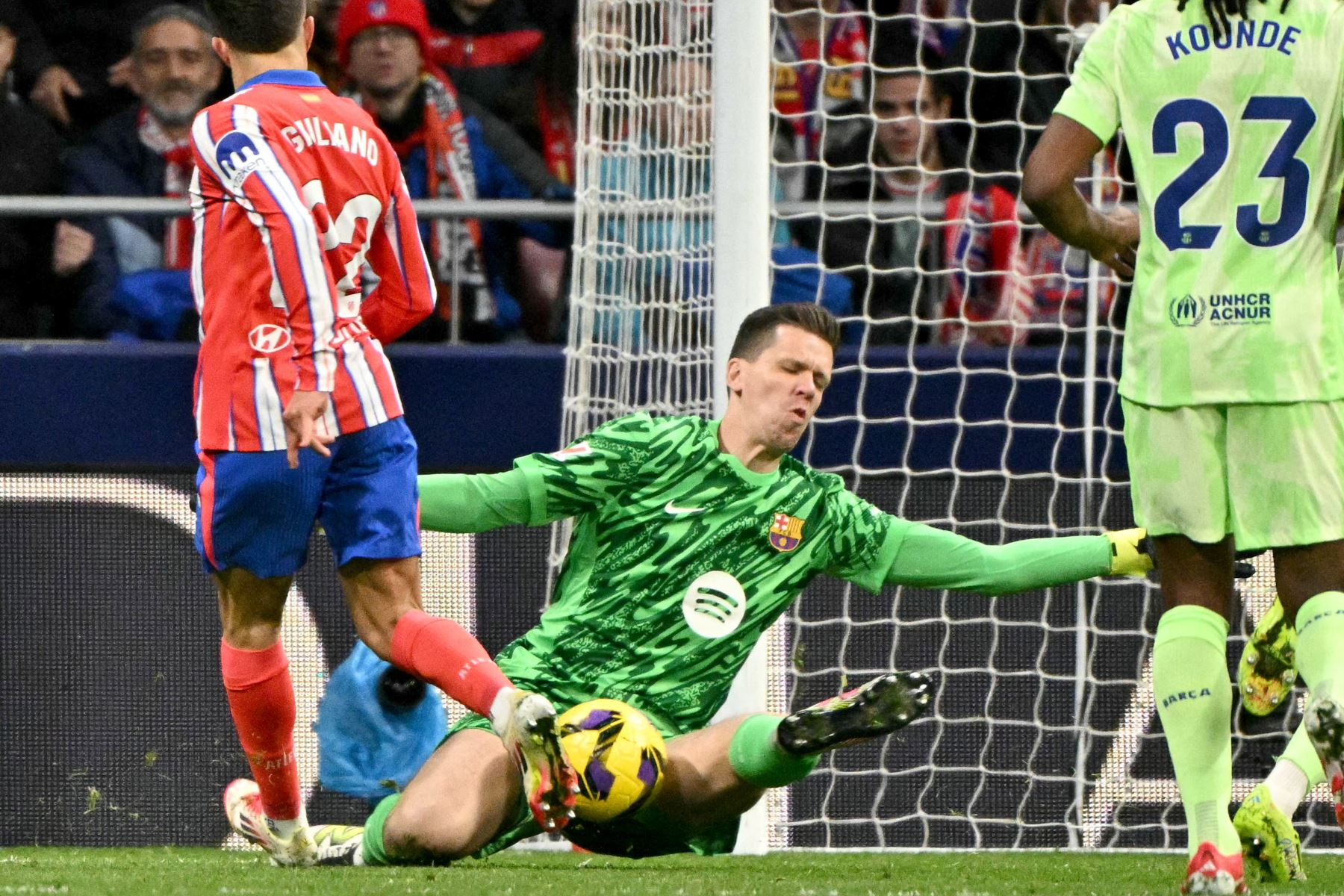 El delantero argentino del Atlético de Madrid, Giuliano Simeone, desafía al portero polaco del Barcelona, ​​Wojciech Szczesny, durante el partido de fútbol de la liga española entre el Club Atlético de Madrid y el FC Barcelona en el Estadio Metropolitano de Madrid.
Foto: AFP