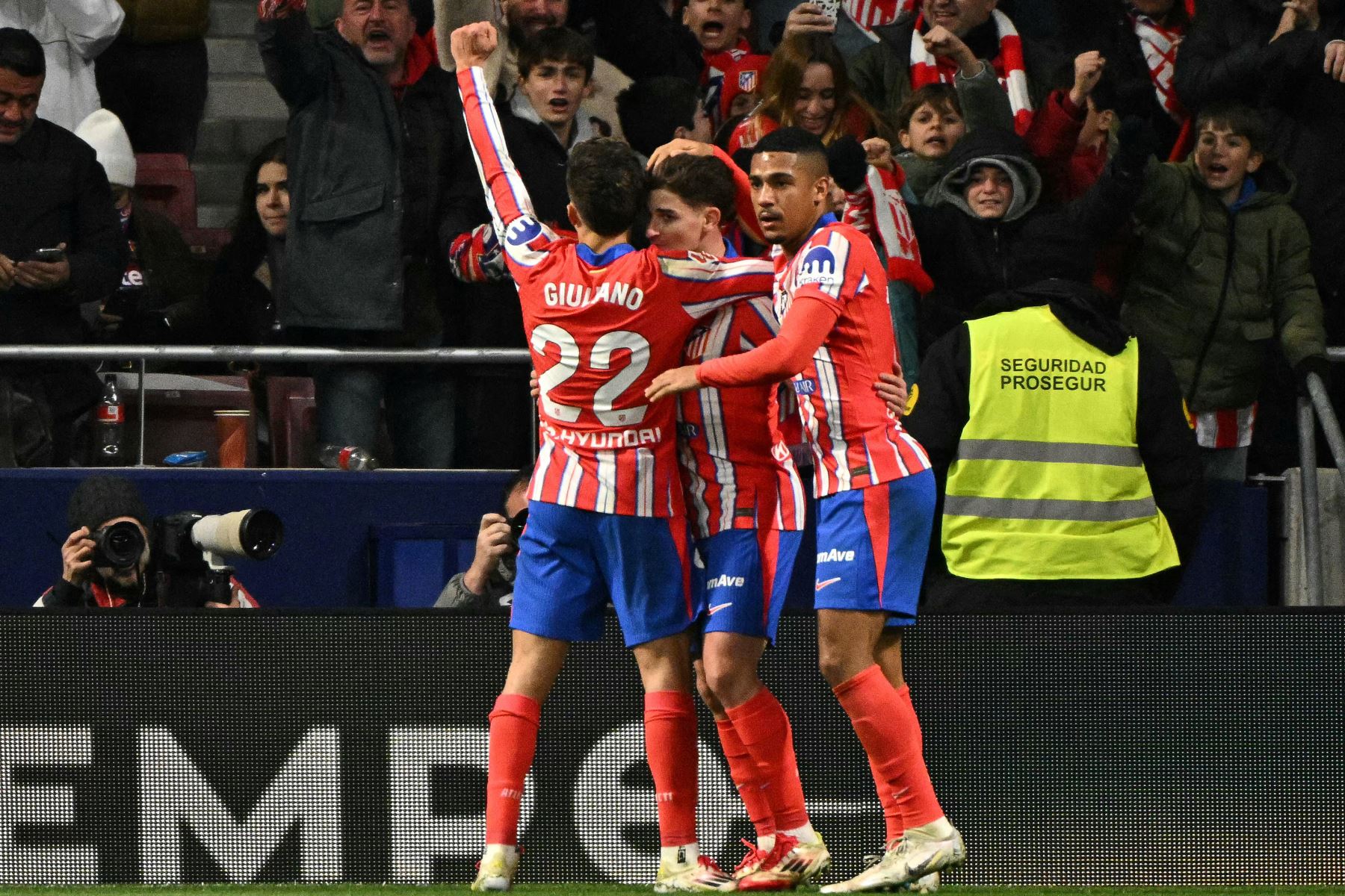 El delantero argentino  del Atlético de Madrid, Julián Álvarez , celebra el primer gol de su equipo con sus compañeros durante el partido de fútbol de la liga española entre el Club Atlético de Madrid y el FC Barcelona en el Estadio Metropolitano de Madrid.
Foto: AFP