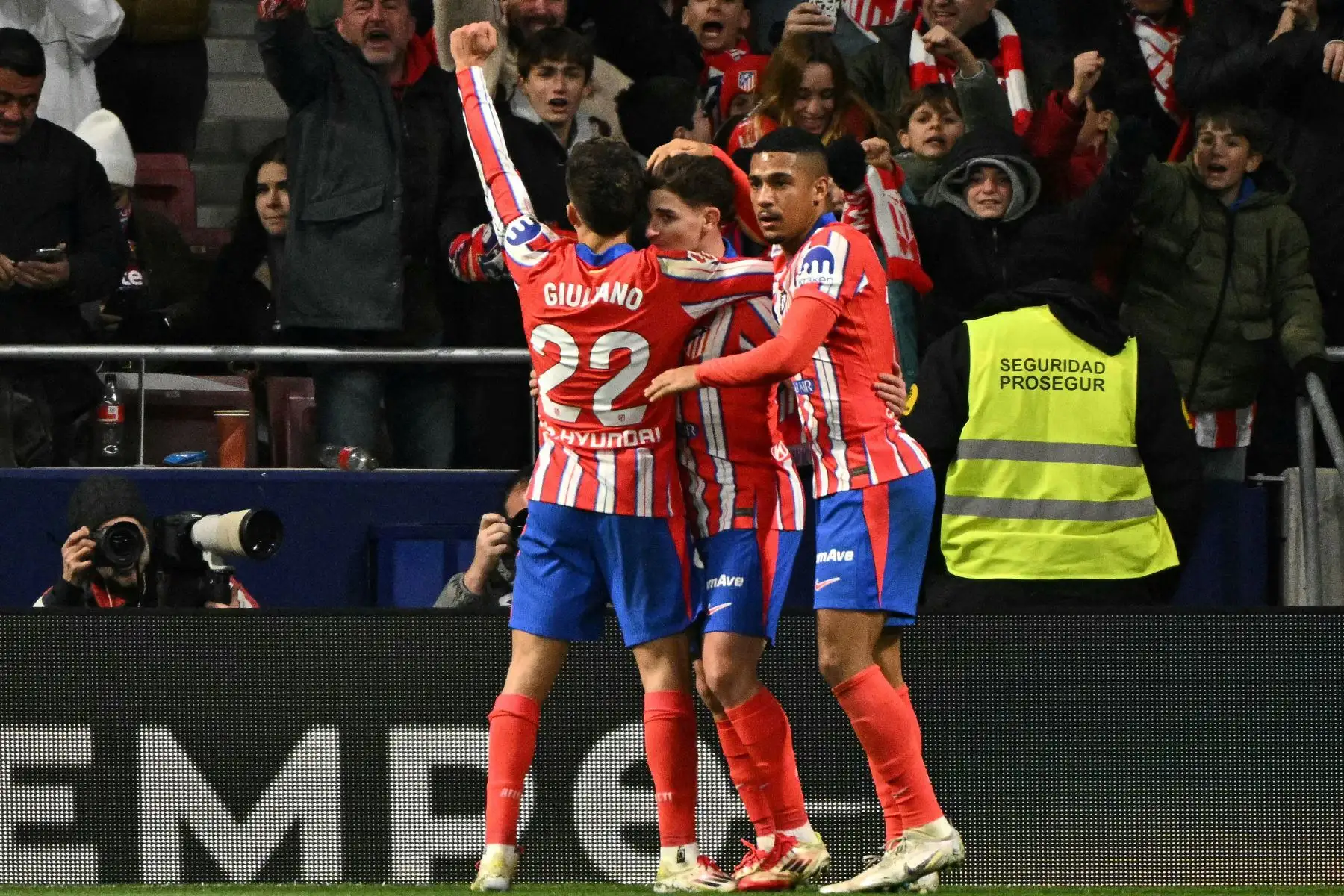El delantero argentino  del Atlético de Madrid, Julián Álvarez , celebra el primer gol de su equipo con sus compañeros durante el partido de fútbol de la liga española entre el Club Atlético de Madrid y el FC Barcelona en el Estadio Metropolitano de Madrid.
Foto: AFP