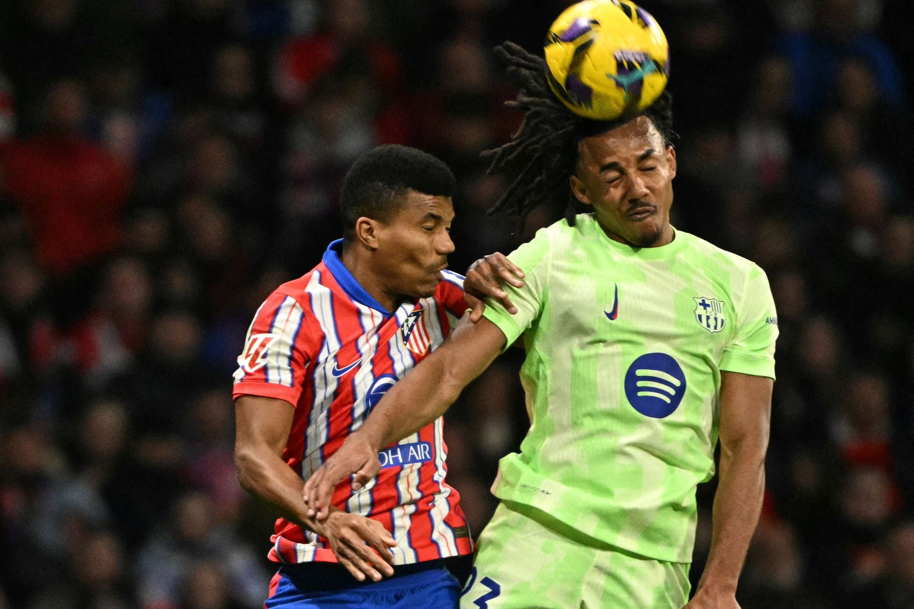 El defensa mozambiqueño del Atlético de Madrid, Reinildo Mandava, y el defensa francés del Barcelona, ​​Jules Kounde, cabecean el balón durante el partido de la liga española entre el Club Atlético de Madrid y el FC Barcelona en el Estadio Metropolitano de Madrid.
Foto: AFP