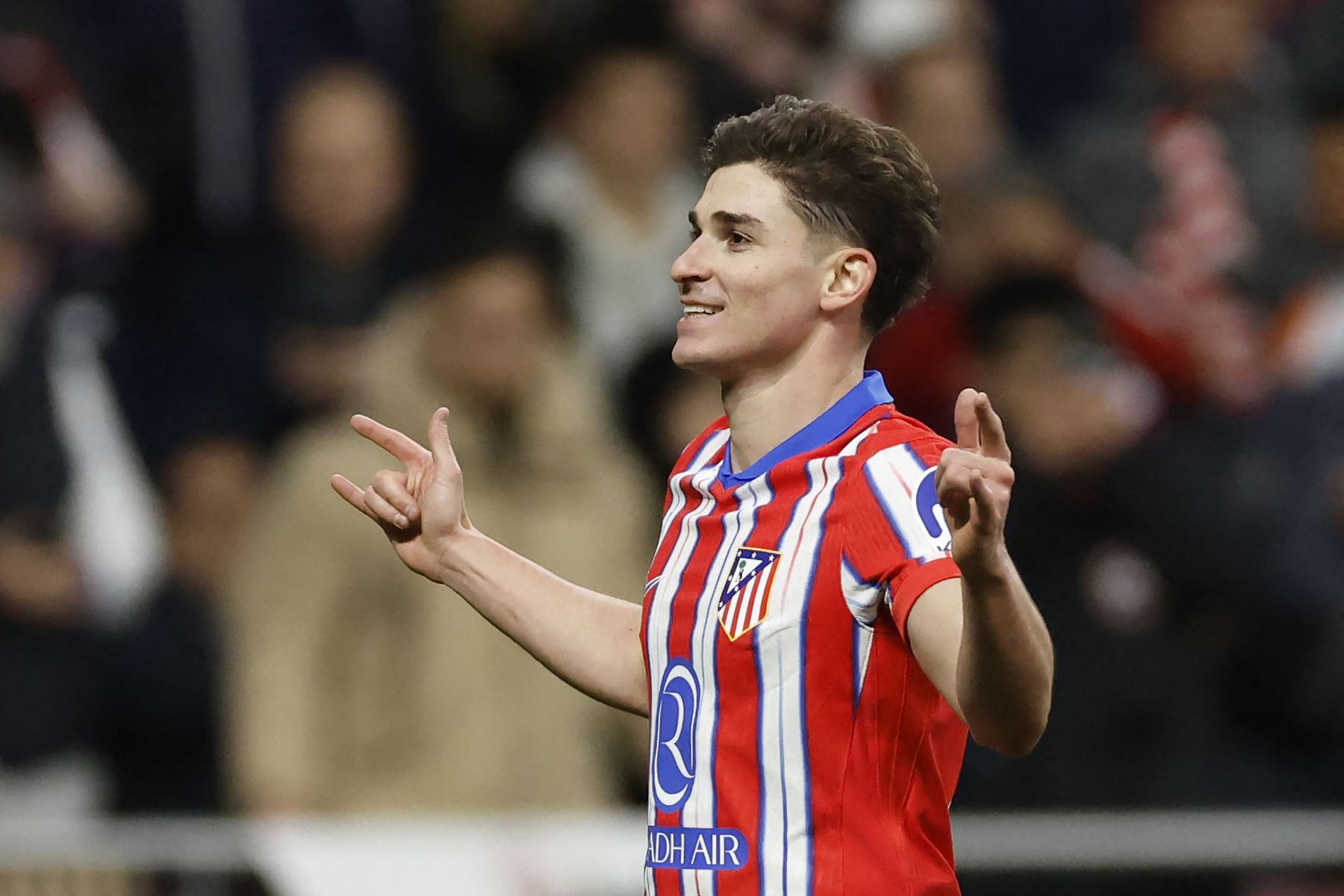 El delantero argentino del Atlético de Madrid, Julián Álvarez, celebra el primer gol de su equipo durante el partido de fútbol de la liga española entre el Club Atlético de Madrid y el FC Barcelona en el Estadio Metropolitano de Madrid.
Foto: AFP