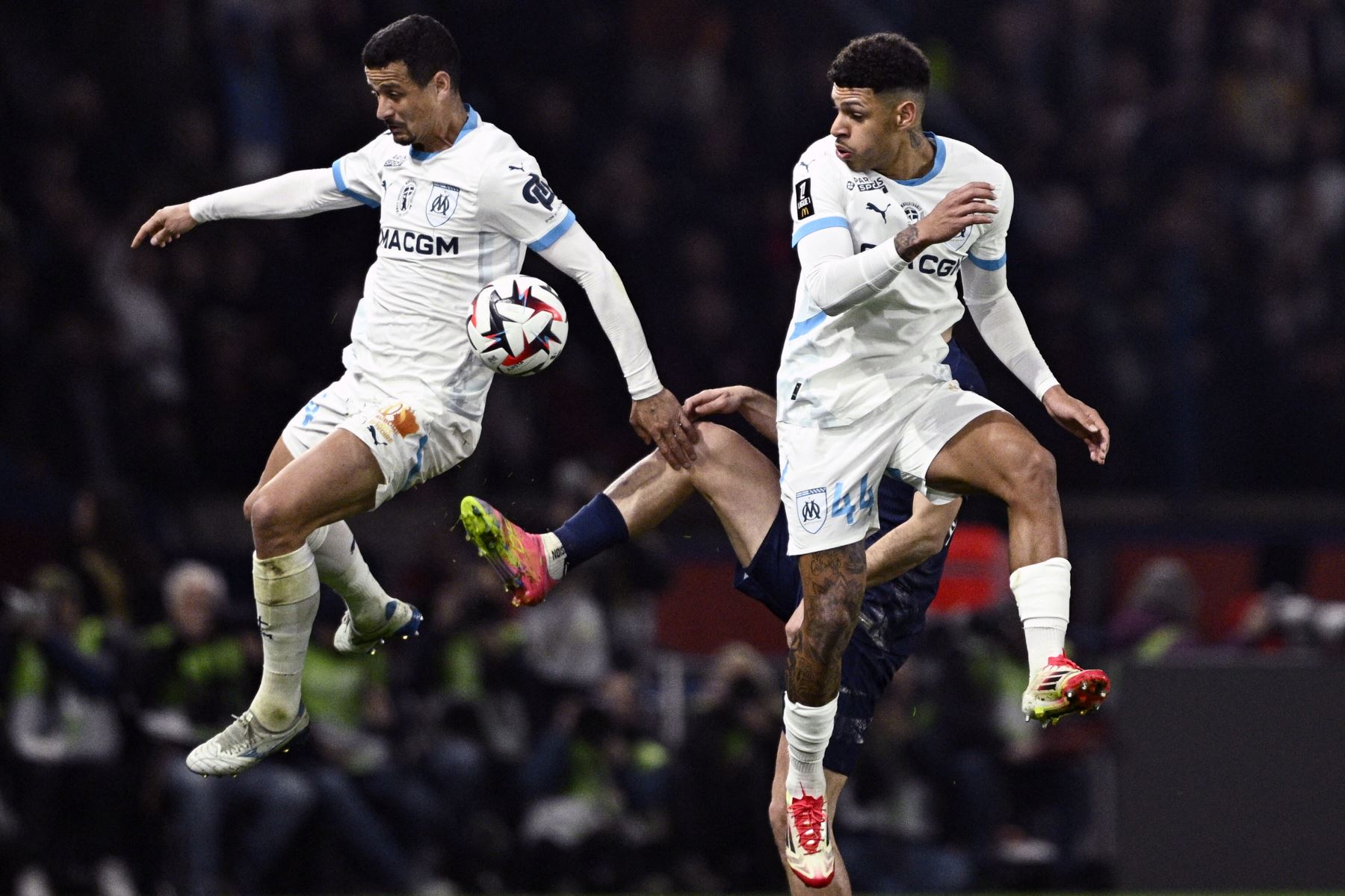 El defensa italiano  del Marsella, Luiz Felipe , y el delantero brasileño del Marsella, Luis Henrique, disputan el balón con el delantero georgiano #07 del Paris Saint-Germain, Khvicha Kvaratskhelia , durante el partido de la primera división francesa entre el Paris Saint-Germain  y el Olympique de Marsella (OM), en el estadio Parc des Princes de París.
Foto: AFP