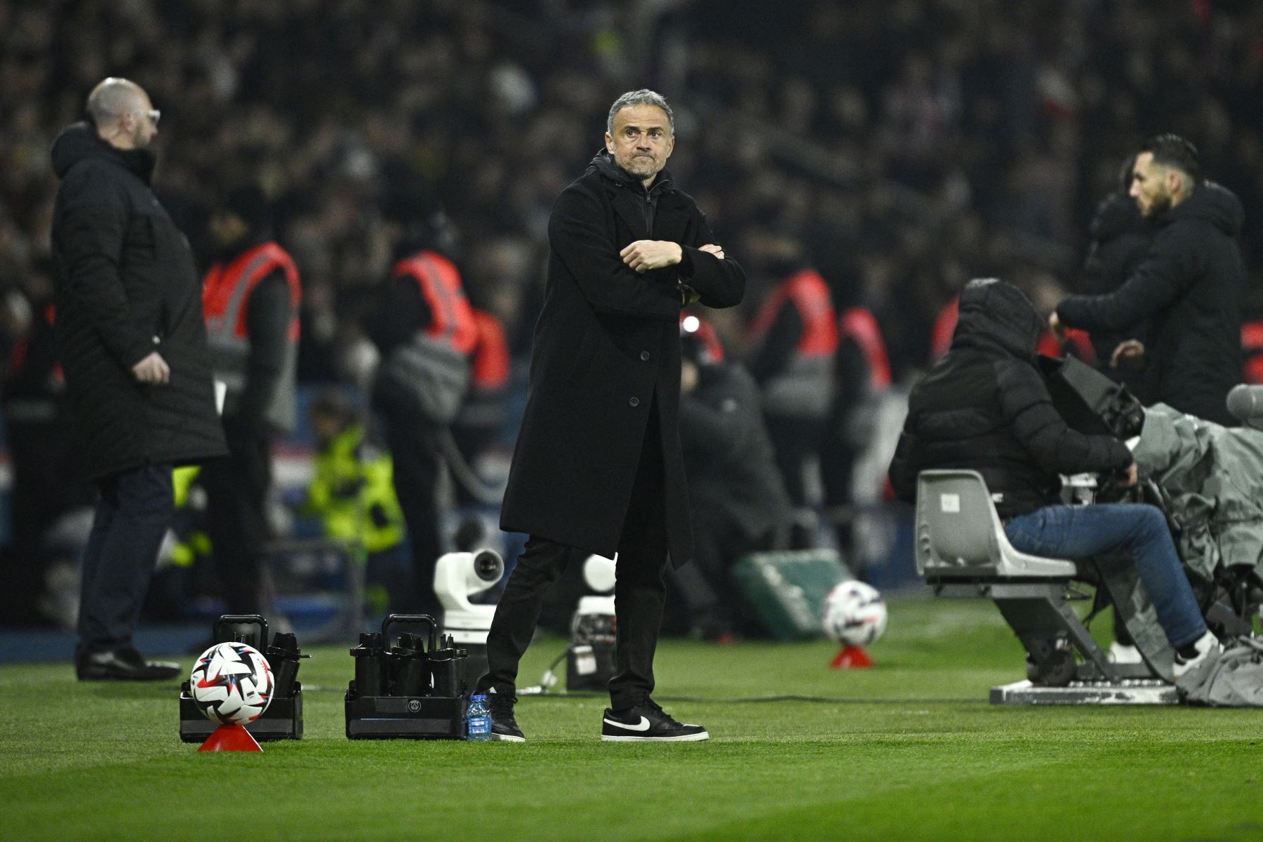 El entrenador español del Paris Saint-Germain, Luis Enrique, reacciona durante el partido de fútbol francés entre el Paris Saint-Germain y el Olympique de Marseille (OM) en el estadio Parc des Princes de París.
Foto: AFP