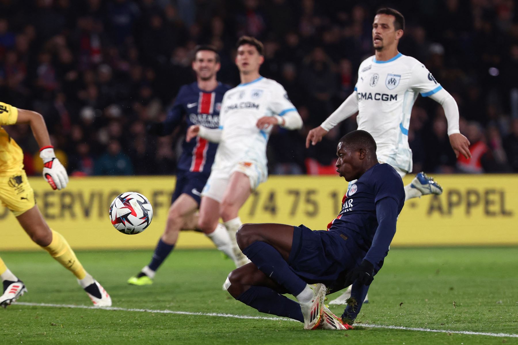 El defensa portugués  del Paris Saint-Germain, Nuno Mendes , dispara para marcar el segundo gol de su equipo durante el partido de la primera división francesa entre el Paris Saint-Germain  y el Olympique de Marsella  en el Estadio Parc des Princes de París.
Foto: AFP