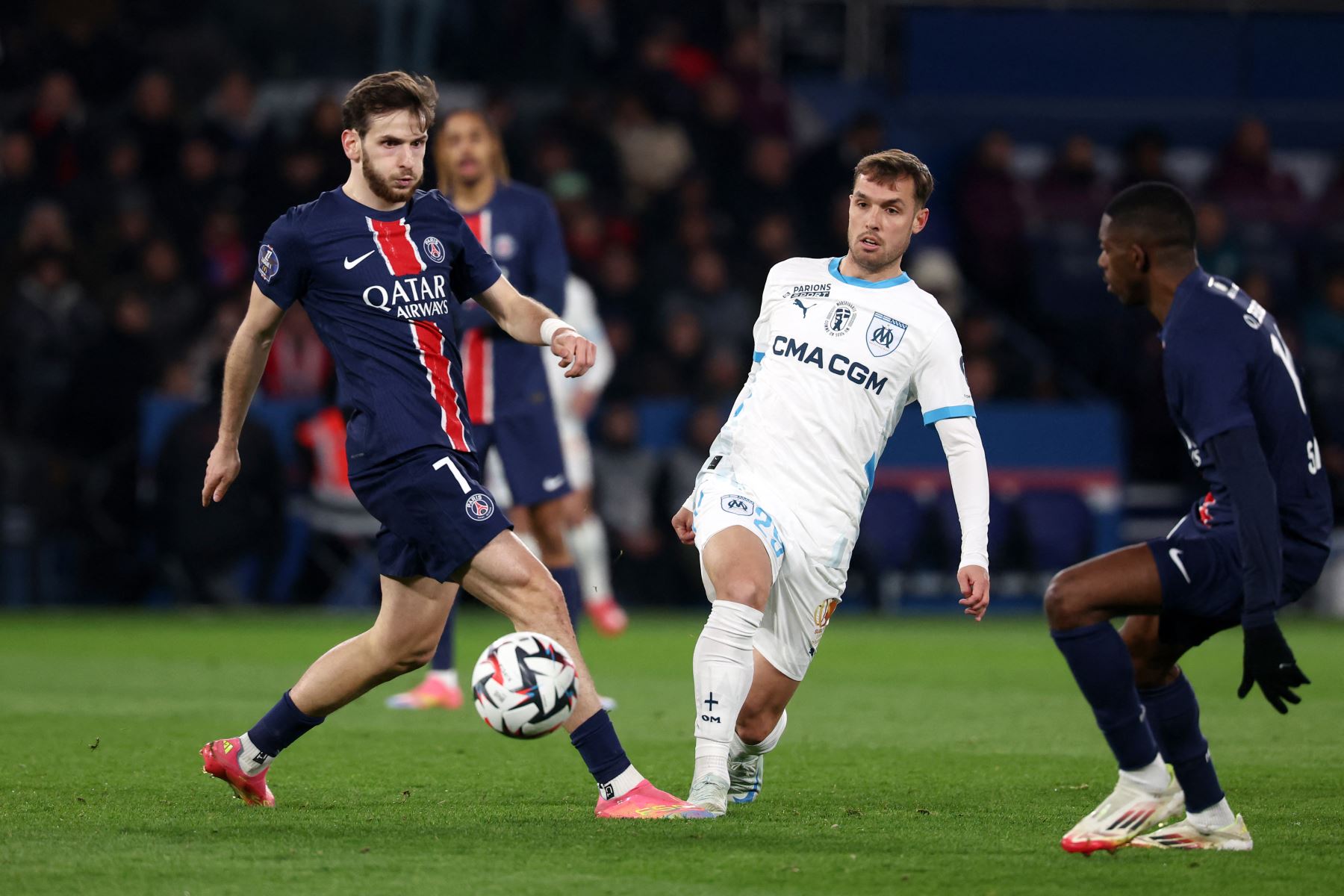 El delantero georgiano del Paris Saint-Germain, Khvicha Kvaratskhelia , disputa el balón con el defensa español #29 del Marsella, Pol Lirola , durante el partido de la primera división francesa entre el Paris Saint-Germain y el Olympique de Marsella en el estadio Parc des Princes de París.
Foto: AFP