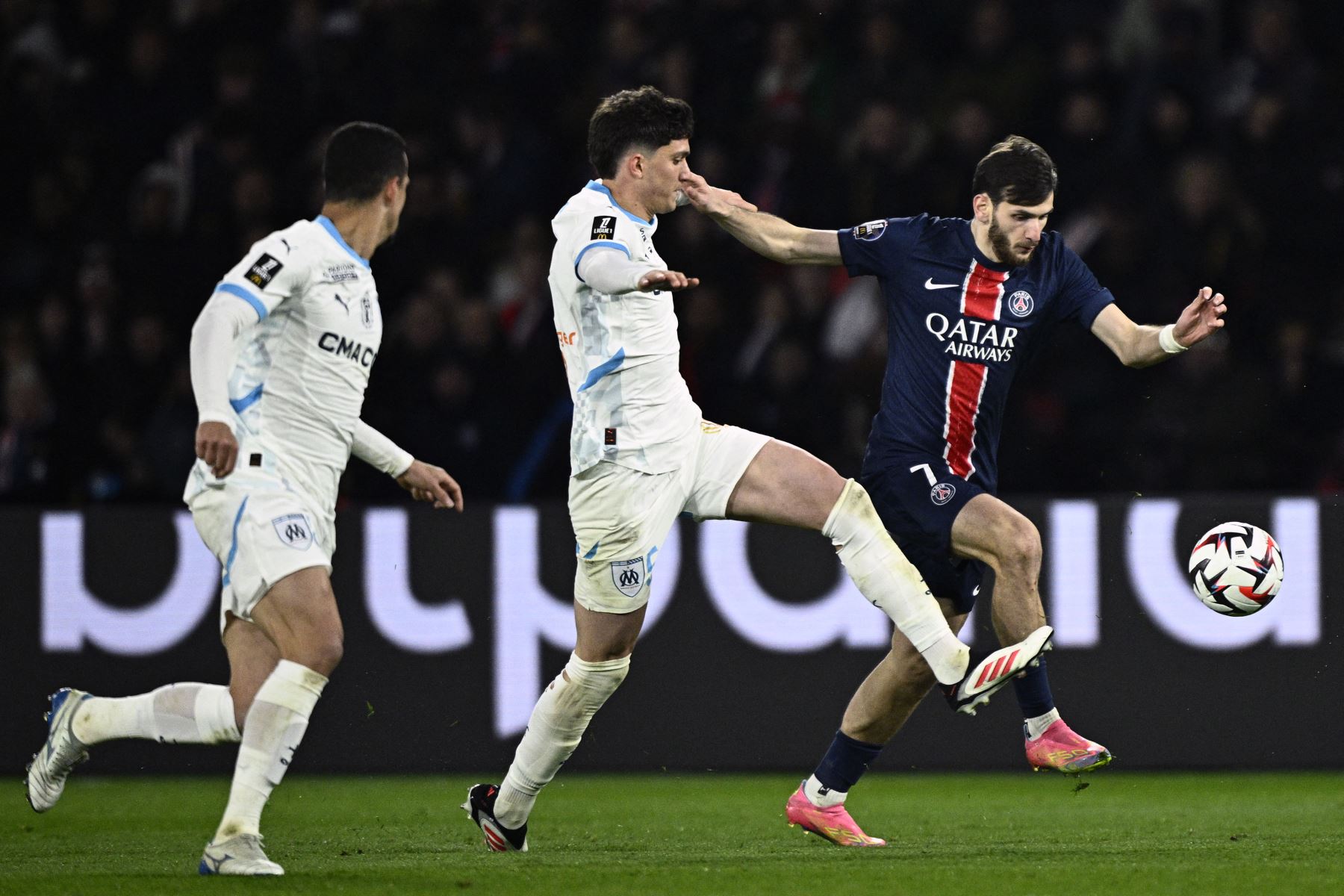 El delantero georgiano  del Paris Saint-Germain, Khvicha Kvaratskhelia, disputa el balón con el defensa argentino del Marsella, Leonardo Balerdi, durante el partido de la primera división francesa entre el Paris Saint-Germain  y el Olympique de Marsella  en el estadio Parc des Princes de París.
Foto: AFP