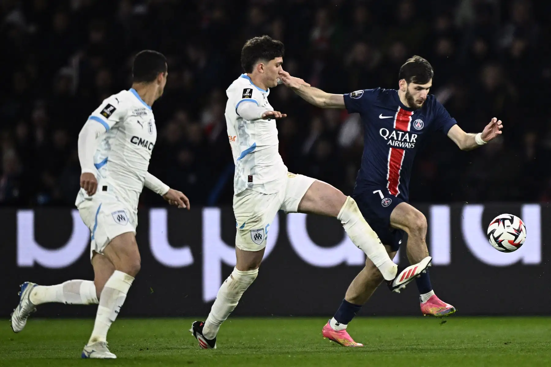 El delantero georgiano  del Paris Saint-Germain, Khvicha Kvaratskhelia, disputa el balón con el defensa argentino del Marsella, Leonardo Balerdi, durante el partido de la primera división francesa entre el Paris Saint-Germain  y el Olympique de Marsella  en el estadio Parc des Princes de París.
Foto: AFP