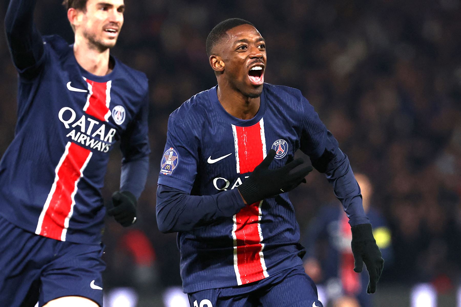 El delantero francés del Paris Saint-Germain, Ousmane Dembele, celebra el primer gol de su equipo durante el partido de fútbol francés L1 entre Paris Saint-Germain  y Olympique de Marseille  en el Estadio Parc des Princes en París.
Foto: AFP