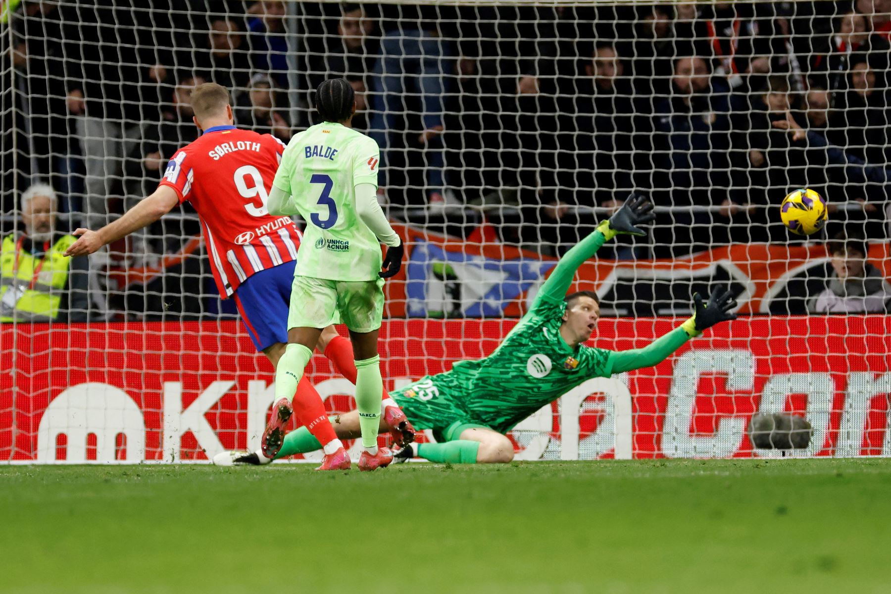 El delantero noruego  del Atlético de Madrid, Alexander Sorloth, marca el segundo gol de su equipo durante el partido de fútbol de la liga española entre el Club Atlético de Madrid y el FC Barcelona en el Estadio Metropolitano de Madrid.
Foto: AFP