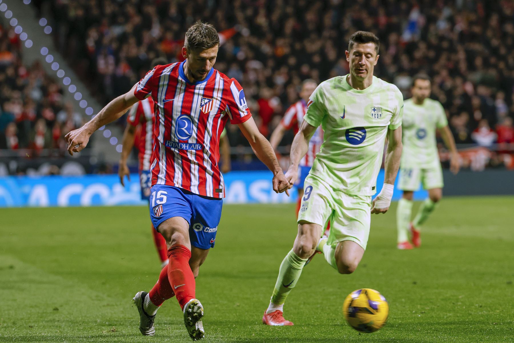 El defensa francés del Atlético de Madrid, Clement Lenglet, con el balón ante el delantero polaco del FC Barcelona, Robert Lewandowski, durante el encuentro correspondiente a la jornada 28 de Laliga EA Sports que disputan hoy domingo Atlético de Madrid y FC Barcelona en el estadio Metropolitano, en Madrid.
Foto: EFE