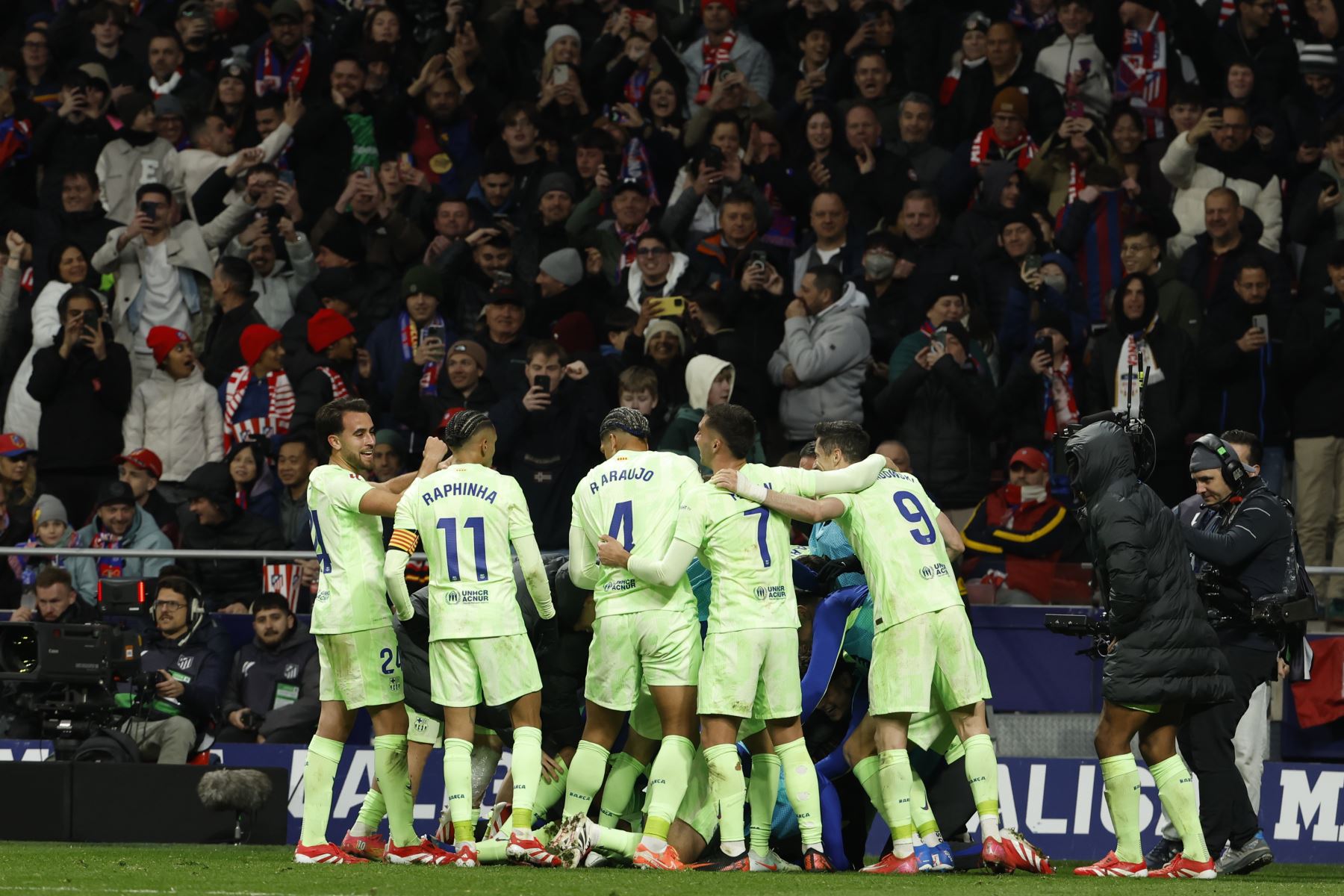 Los jugadores del FC Barcelona celebran el tercer gol durante el encuentro correspondiente a la jornada 28 de Laliga EA Sports que disputaron hoy domingo Atlético de Madrid y FC Barcelona en el estadio Metropolitano, en Madrid. 
Foto:EFE