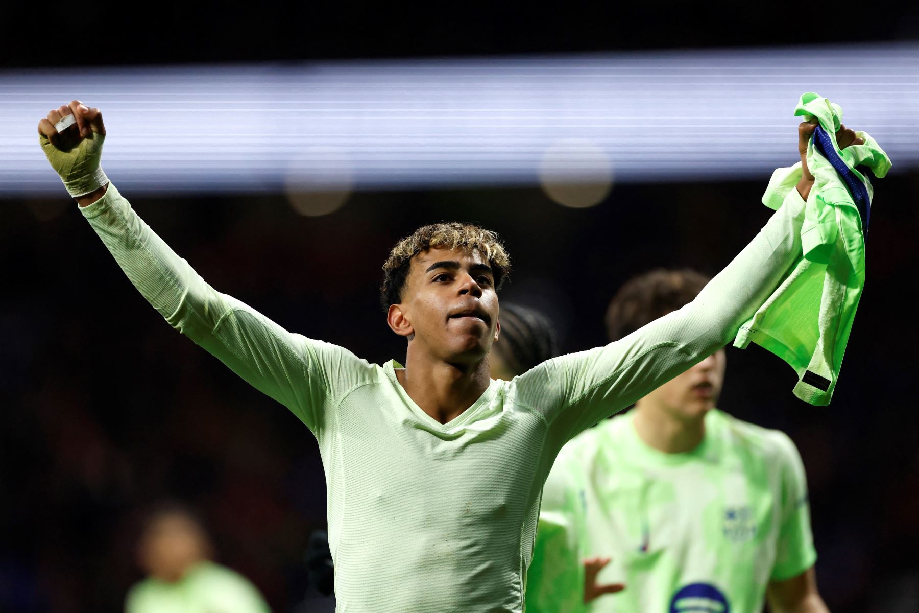 El delantero español  del Barcelona, ​​Lamine Yamal, celebra el tercer gol de su equipo durante el partido de la liga española entre el Club Atlético de Madrid y el FC Barcelona en el Estadio Metropolitano de Madrid.
Foto: AFP