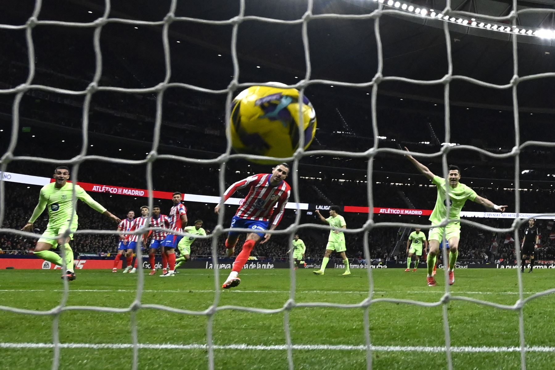 El delantero español del Barcelona, ​​Ferran Torres , marca el cuarto gol de su equipo durante el partido de la liga española entre el Club Atlético de Madrid y el FC Barcelona en el Estadio Metropolitano de Madrid.
Foto:AFP