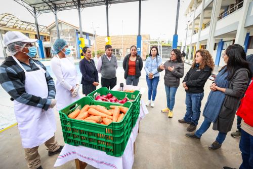 Ministra de Desarrollo e Inclusión Social  supervisa compra de alimentos para nueva modalidad de Wasi Mikuna en Ayacucho