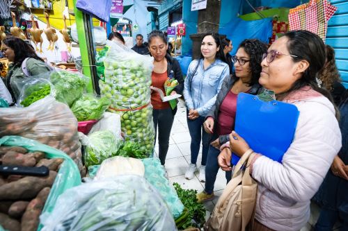 Ministra de Desarrollo e Inclusión Social  supervisa compra de alimentos para nueva modalidad de Wasi Mikuna en Ayacucho