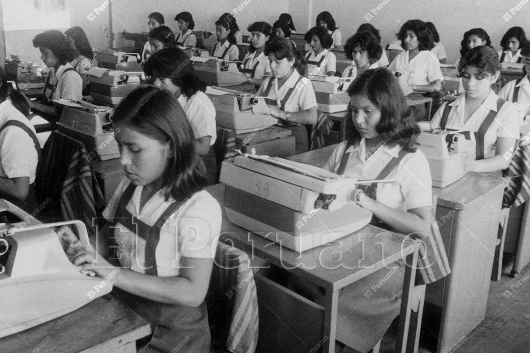 Lima - 19 noviembre 1981 / Alumnas durante una clase de mecanografía en el Colegio Nacional Argentina. Foto: Archivo Histórico de El Peruano / Bernabé Wong