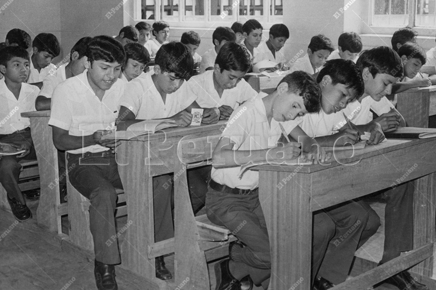 Lima - 13 abril 1981 / Correctamente uniformados asisten a clases los alumnos de la Gran Unidad Escolar Melitón Carvajal. Foto: Archivo Histórico de El Peruano  / José Risco