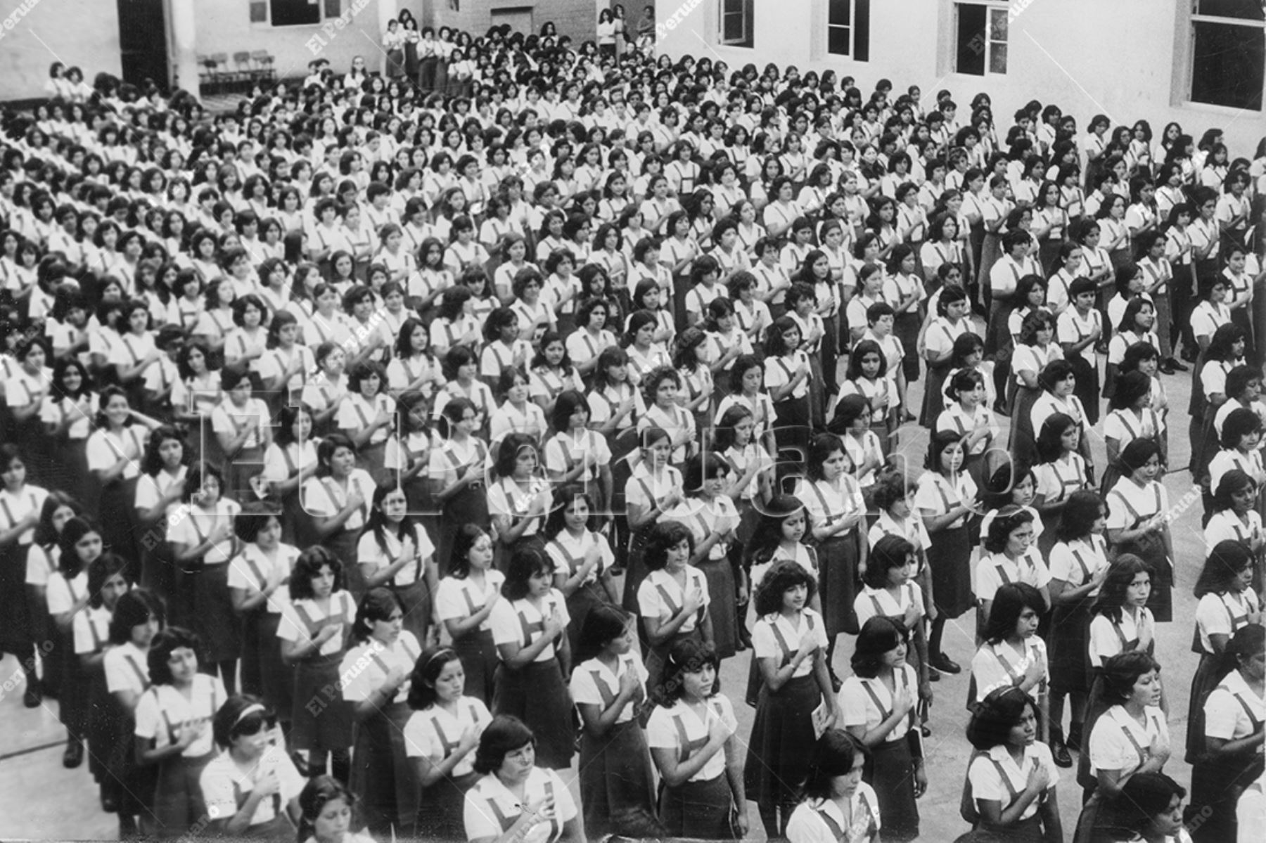 Lima - 2 abril 1979 / Primer día de clases en el colegio Rosa de San María. Foto: Archivo Histórico de El Peruano