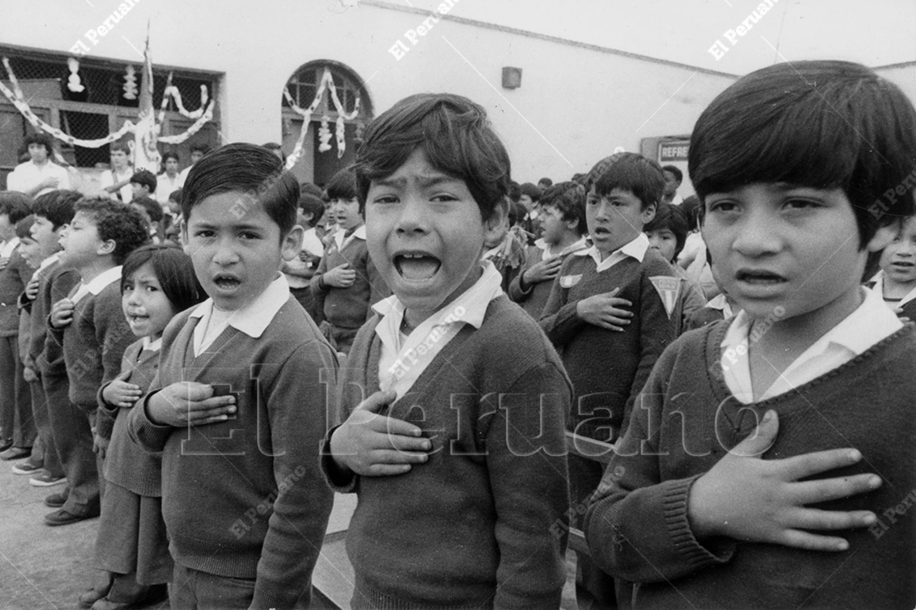 Lima -12 setiembre 1980 / Escolares entonan el Himno Nacional en el colegio República de Nicaragua. Foto: Archivo Histórico de El Peruano / Víctor Palomino