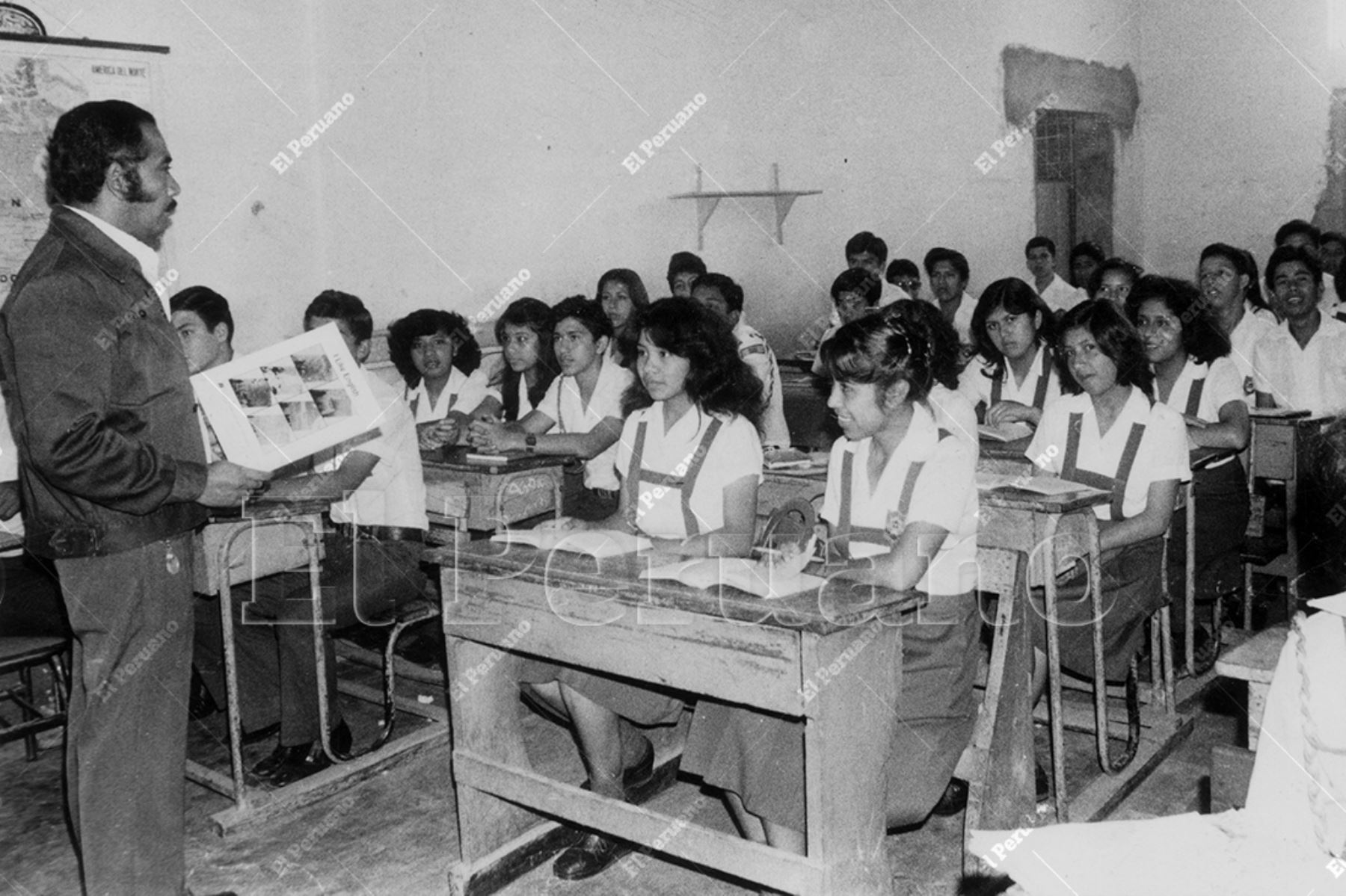 Lima - 19 noviembre 1981 /  Clases en el colegio Precursores de la Independencia. Foto: Archivo Histórico de El Peruano / Bernabé Wong