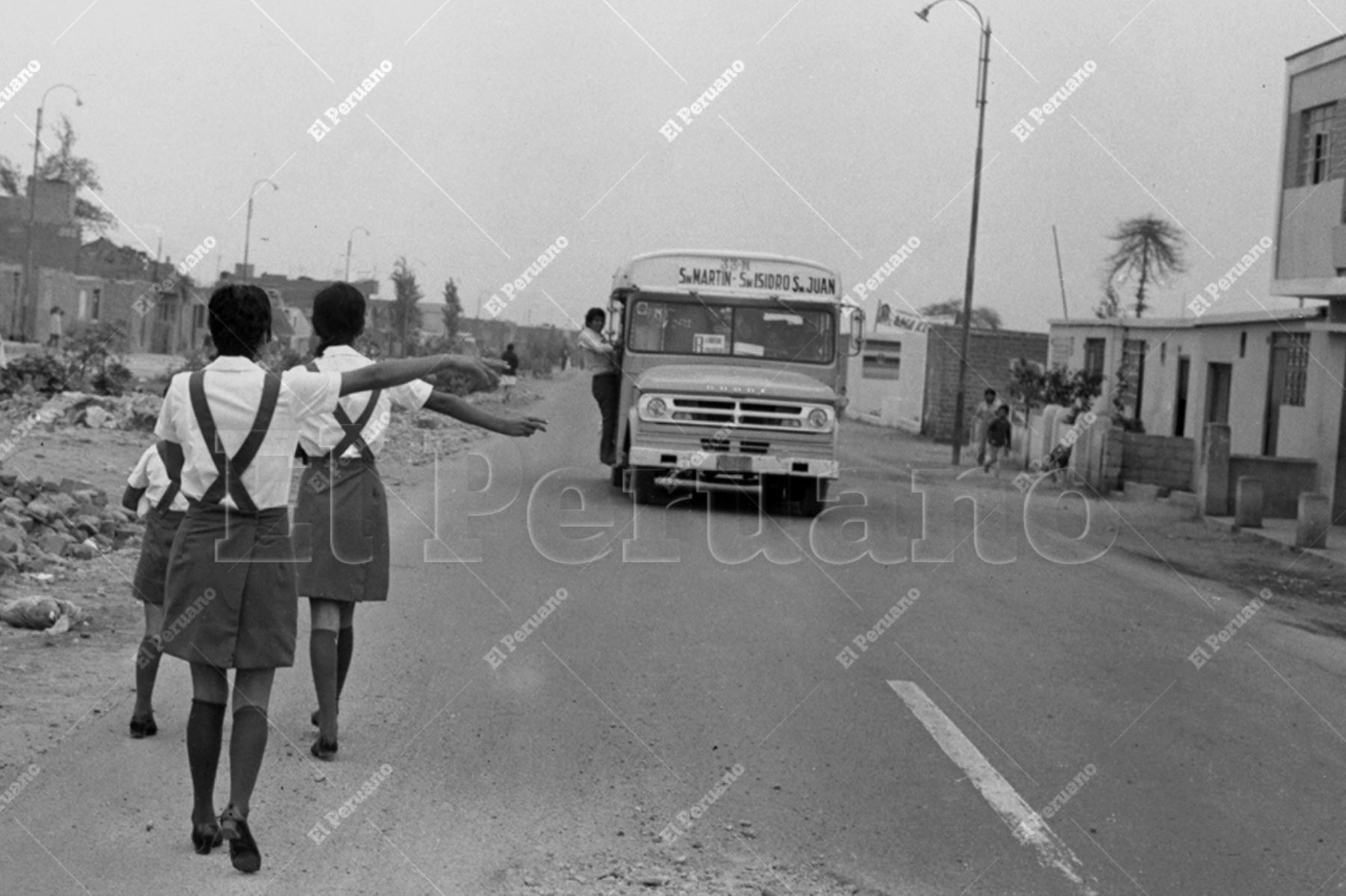 Lima - 2 abril 1973 / Dos escolares esperan abordar un microbús en San Martín de Porres el primer día de clases. Foto: Archivo Histórico de El Peruano