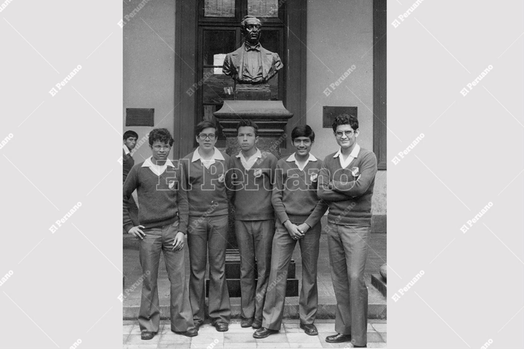 Lima - 10 noviembre 1977 / Alumnos del Colegio Nacional Nuestra Señora de Guadalupe al lado del busto de Domingo Elías,  fundador del colegio. Foto: Archivo Histórico de El Peruano / Bernabé Wong