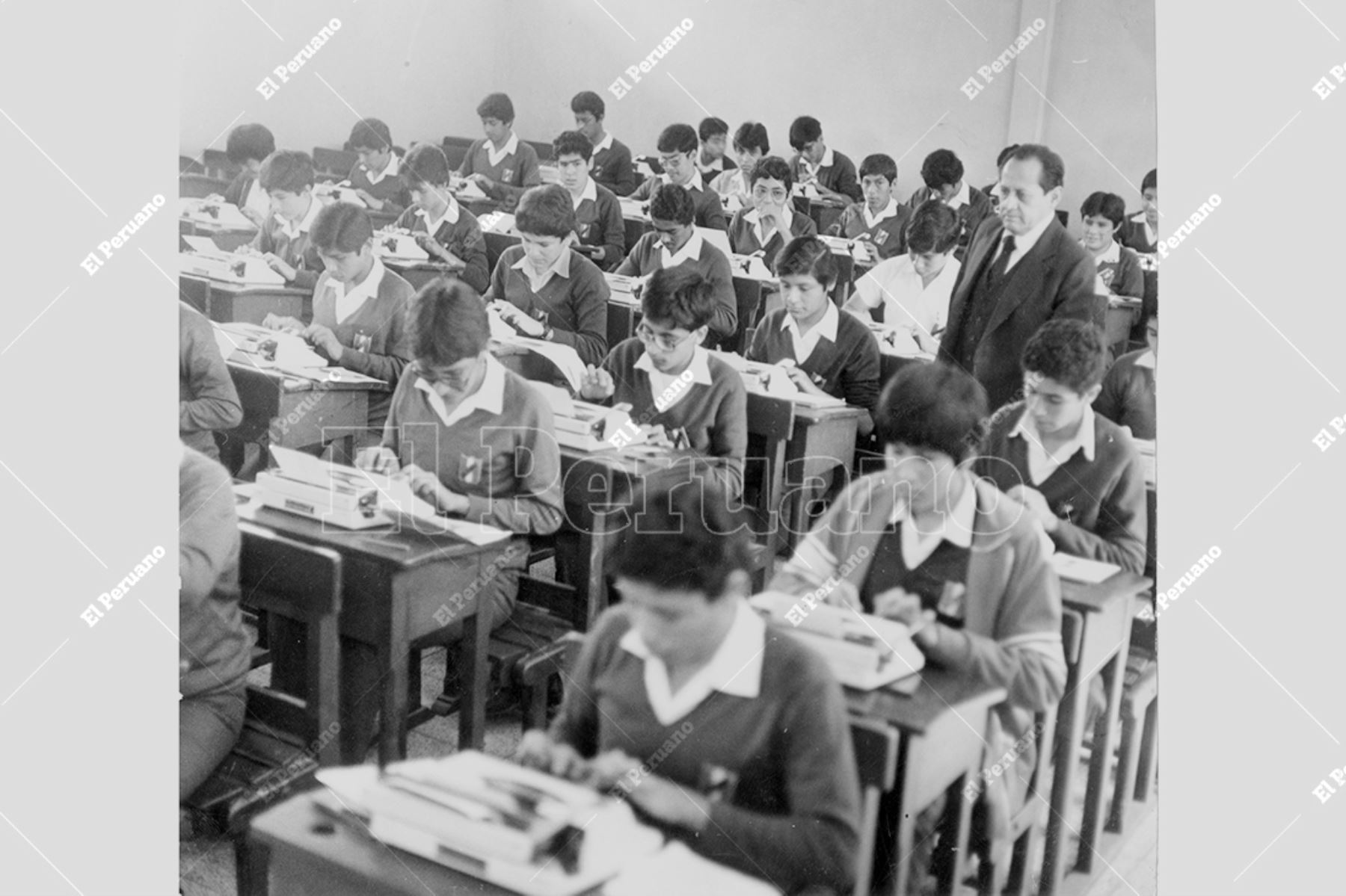 Lima - 16 octubre 1984 / Clases de mecanografía en el colegio Salesiano. de Breña. Foto: Archivo Histórico de El Peruano  / Rómulo Luján