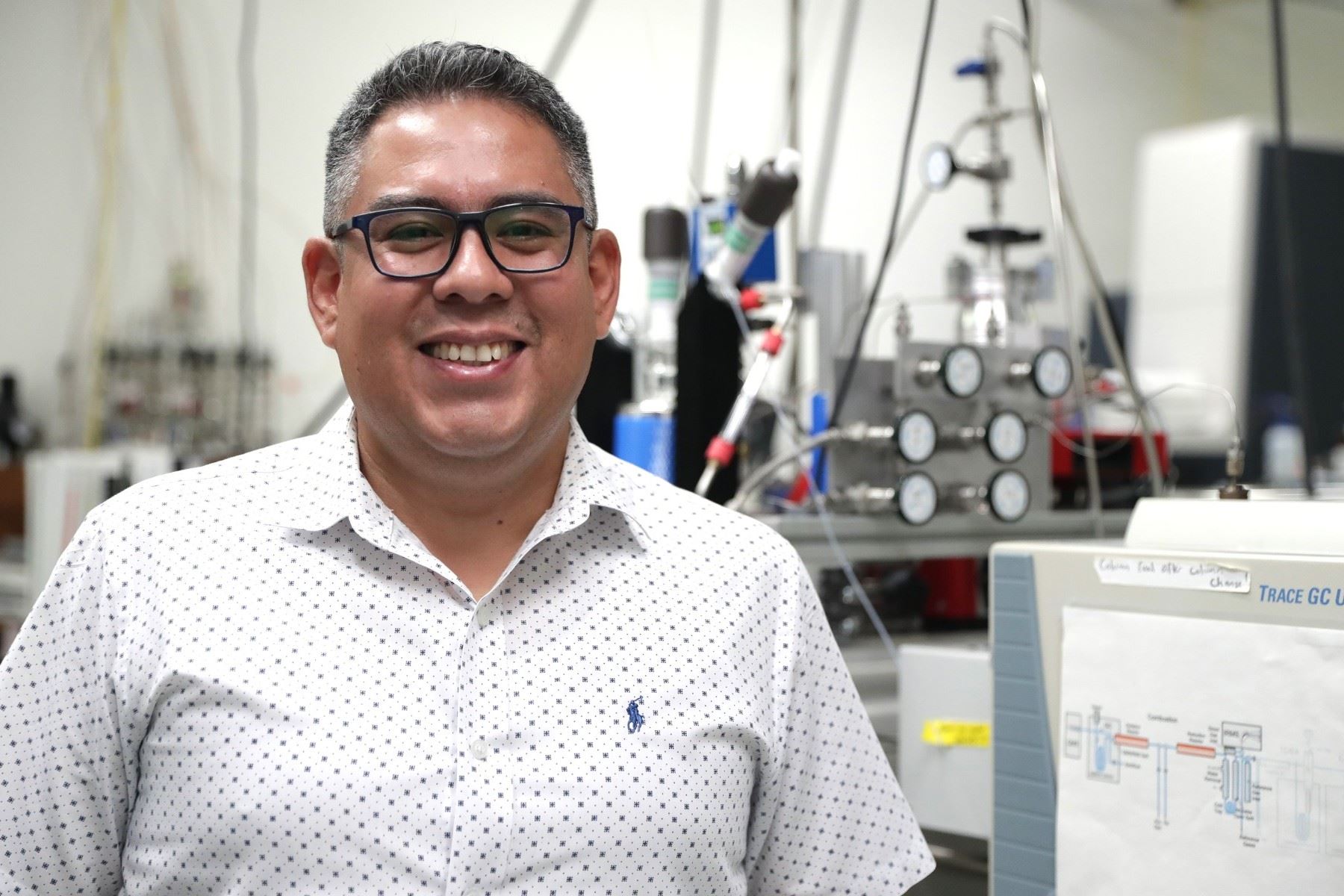 El Dr. José Carlos Aponte, astroquímico peruano del Laboratorio de Astrobiología en el Centro de Vuelos Espaciales Goddard, forma parte del programa de análisis de muestras de la misión OSIRIS-REx. Foto: NASA