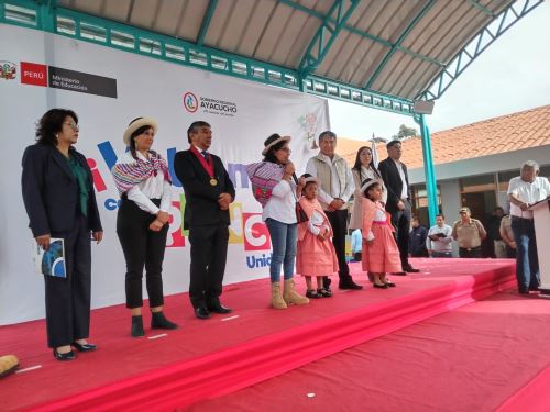 La titular del Ministerio de Desarrollo e Inclusión Social (Midis), Leslie Urteaga Peña, encabeza la ceremonia del Buen Inicio del Año Escolar en el colegio Abilio Soto Yupanqui de la ciudad de Ayacucho. ANDINA/Difusión