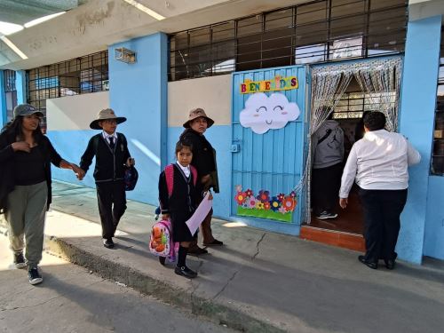 Autoridades de Educación de Arequipa dispusieron retrasar el horario de ingreso en colegios de las zonas altas de esta región ante el descenso de la temperatura. ANDINA/Difusión