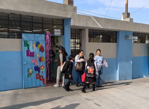 Más de 1,000 policías prestan seguridad a estudiantes de la región Arequipa que esta mañana iniciaron sus labores escolares 2025. ANDINA/Difusión