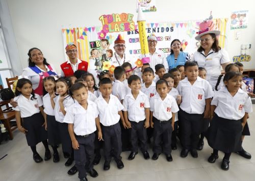 Ministro de Cultura, Fabricio Valencia, encabezó esta mañana la ceremonia del Buen Inicio del Año Escolar 2025 en colegio de Iquitos, ANDINA/Difusión