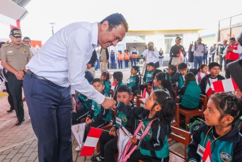 El Buen Inicio del Año Escolar en Huancavelica estuvo liderado por el viceministro de Infraestructura Agraria y Riego, Iván Ramos; quien se encargó de dar la bienvenida a escolares en Paucará.