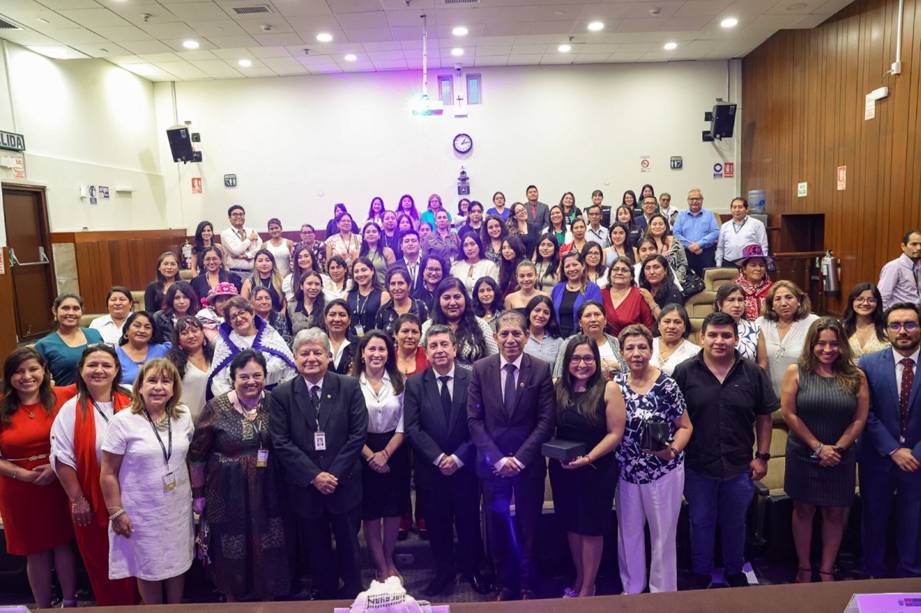 Mujeres líderes de localidades en zonas mineras, fueron capacitadas y fortalecidas en su liderazgo, por parte del Minem. Foto: Cortesía.