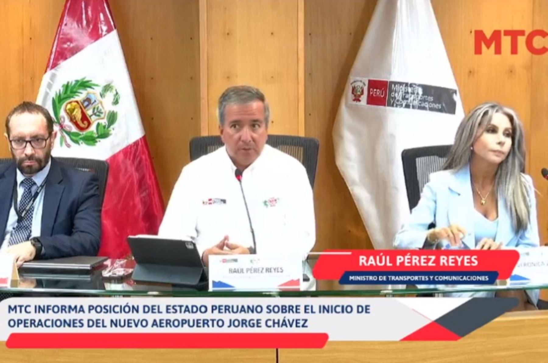 Ministro de Transportes y Comunicaciones, Raúl Pérez Reyes, explica las razones del aplazimiento del inicio de operaciones del nuevo Aeropuerto Internacional Jorge Chávez. Foto: Cortesía.